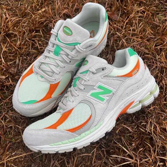 NEW New Balance size 10 Mens 2002R Candy Apple Green shoes - Picture 3 of 13